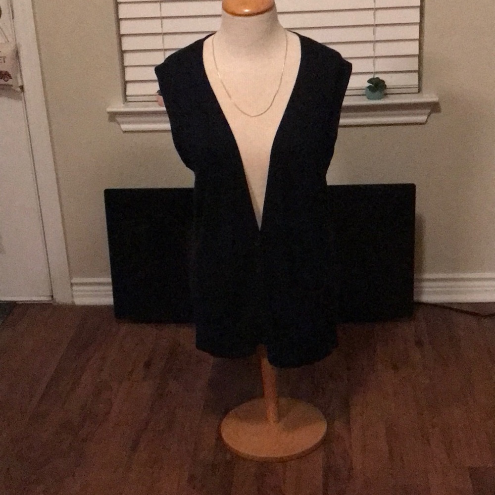 Cute black sweater vest, so cute on!!! 🌹